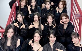 “Do They Travel by Bus to Music Shows?” 24-Member Girl Group tripleS Snaps a Photo on the Iconic ‘Inkigayo’ Stairs