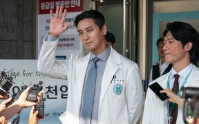 "The Trauma Code: Heroes on Call" Author Says He Can’t Imagine Anyone Else Playing Ju Ji Hoon’s Role—‘He’s Like a Webtoon Character!’