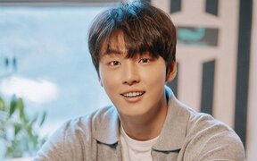 Yoon Si Yoon shares touching story of how his mom’s tears made him study English in the Philippines