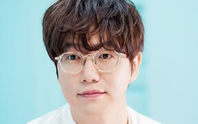 Sung Si Kyung apologizes after agency accused of running illegally for 17 years, promises to fix issue immediately