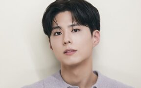 Park Bo Gum praised again for his warm personality after staff reveals “he ran from afar just to greet me first”