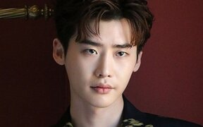 Lee Jong Suk surprises “The Remarried Empress” team with luxury hotel meal vouchers and a heartfelt letter