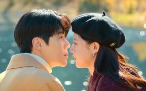Go Youn Jung and Kim Seon Ho dominate buzz charts again as “Can This Love Be Translated?” stays No. 1 for three straight weeks while “Undercover Miss Hong” rises to No. 2