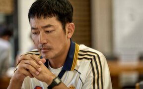 Ha Jung Woo’s first TV drama in 19 years is already making serious noise as ‘Mad Concrete Dreams’ rises in ratings and hits No. 1 on OTT in just two episodes