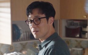 So Ji Sub receives heartfelt support from movie fans as they watch “Agent Kim Reactivated” to thank him for helping indie films