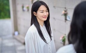Shin Min Ah’s new thriller "The Eyes" makes a surprise rise to No. 1 after passing 500,000 moviegoers