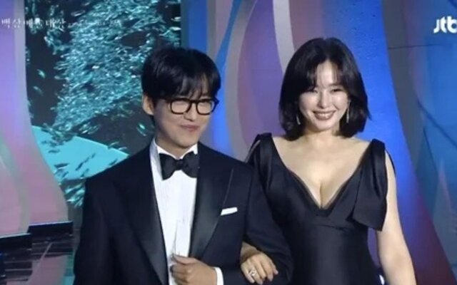 Pregnant Lee Ha Nui turns heads with her glowing baby bump and goddess visuals at the Baeksang Awards