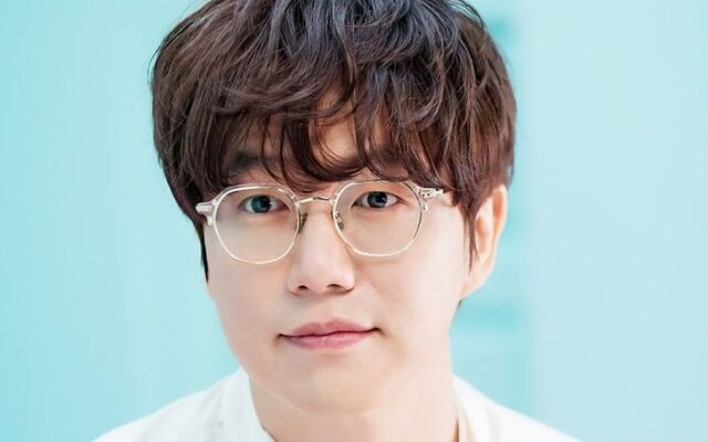 Sung Si Kyung apologizes after agency accused of running illegally for 17 years, promises to fix issue immediately