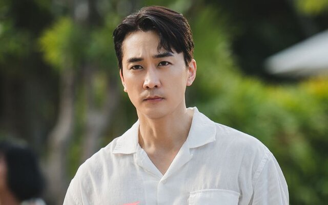 Song Seung Heon cancels all interviews after heartbreaking news of his mother’s passing, quietly stays by the funeral hall in deep sorrow