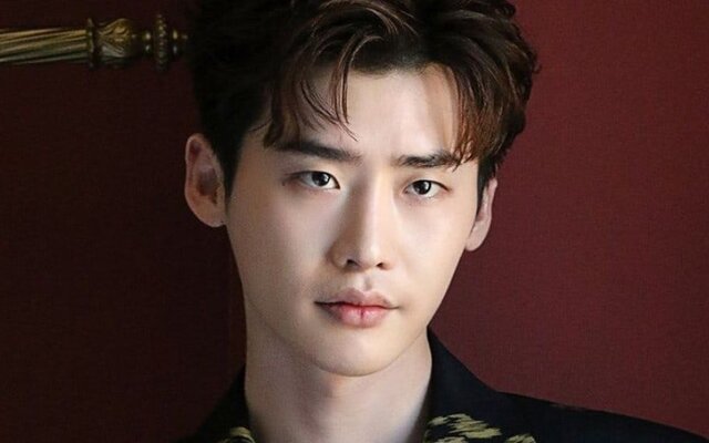 Lee Jong Suk surprises “The Remarried Empress” team with luxury hotel meal vouchers and a heartfelt letter