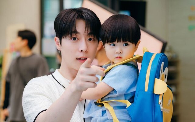 Bae In Hyuk tops global charts as “Our Universe” hits No. 1 in 142 countries including the U.S. and scores 9.7 rating worldwide