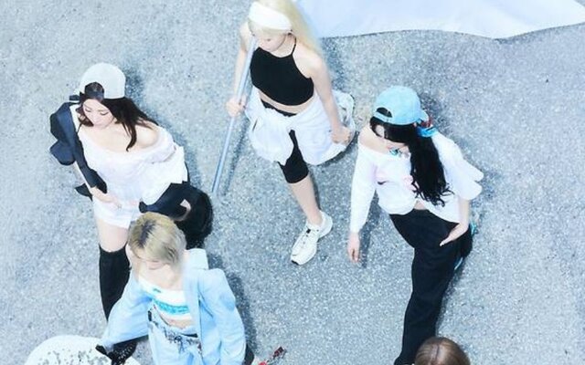 LE SSERAFIM’s ‘Crazy’ crosses 200 million views after strong Billboard and UK chart success