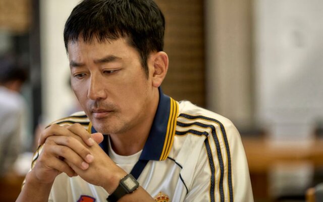 Ha Jung Woo’s first TV drama in 19 years is already making serious noise as ‘Mad Concrete Dreams’ rises in ratings and hits No. 1 on OTT in just two episodes