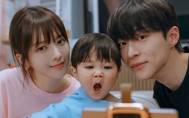 Bae In Hyuk and Roh Jeong Eui’s “Our Universe” rises to No. 1 in 142 countries as viewers fall for the adorable Woo Joo family chemistry
