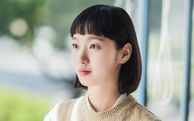 Kim Go Eun says she would choose love over friendship and reveals she would cut ties in difficult relationship situation