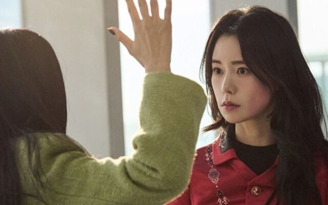 Lee Se Hee tries to slap Lim Ji Yeon but her fearless stare steals the whole scene in ‘My Royal Nemesis’