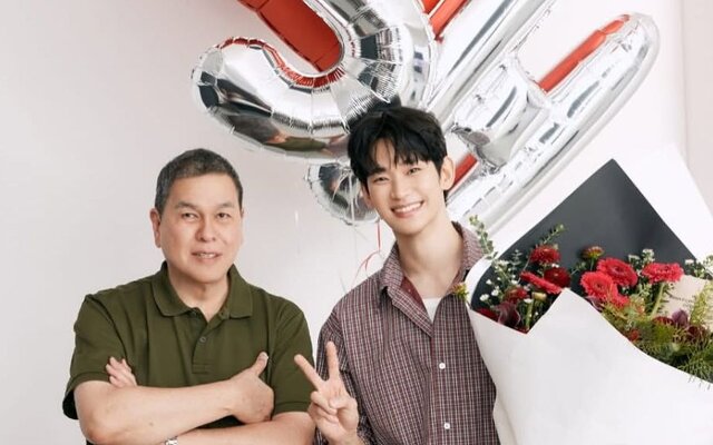 Kim Soo Hyun smiles brightly as he returns to an official schedule with Bench after a 1 year and 4 month break