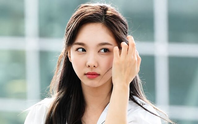 Nayeon’s mother draws attention with “It is time for them to receive the treatment they deserve” message as TWICE faces second contract renewal talks