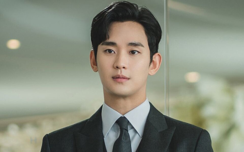Image for Kim Soo Hyun’s Biggest Fan Café Sets the Record Straight—Denies Rumors and Calls for an End to Cyberbullying