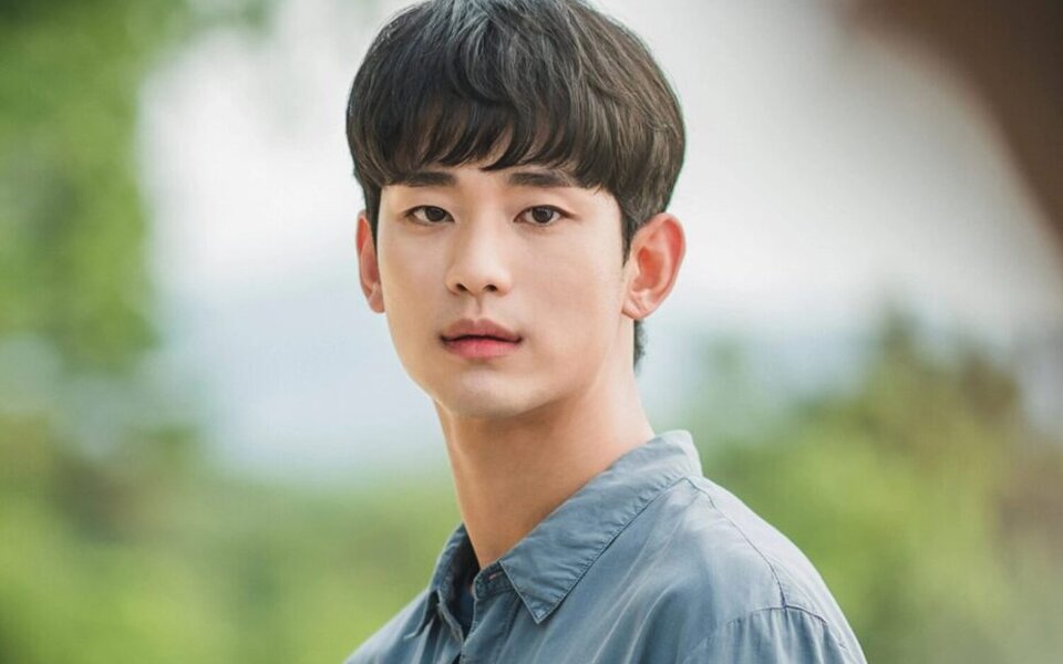 Image for Kim Soo Hyun’s Old Ad Suddenly Disappears, Airline Says: "It’s Unrelated to Kim Sae Ron Scandal" -  But Netizens Aren’t Convinced