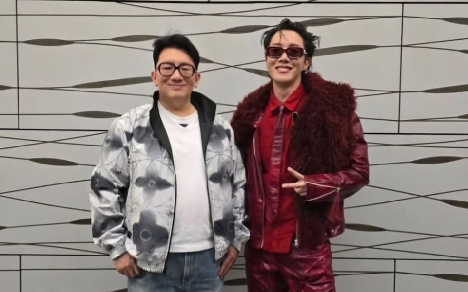 Image for HYBE’s Bang Si Hyuk wows with weight loss as he flies to Mexico to cheer on BTS’s J-Hope at his solo concert