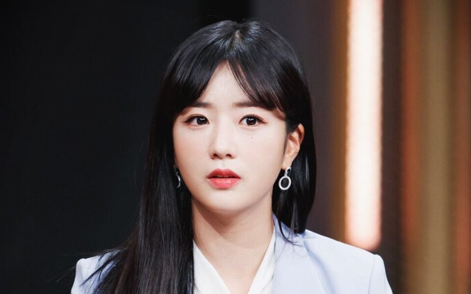 Image for Apink’s Yoon Bomi playfully reveals she’s dealing with hair loss and seriously thinking about a hair transplant