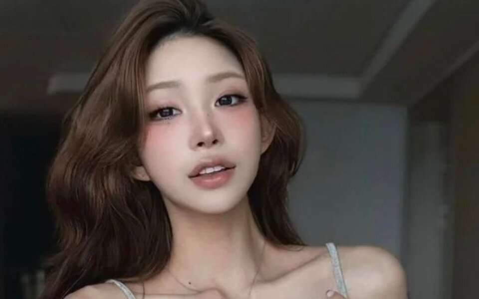 Image for Choi Jun Hee wows fans with slim figure and flawless visuals — “Are you AI or real?”