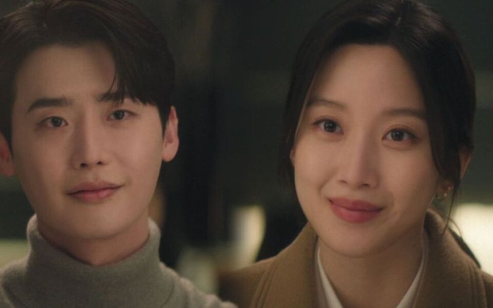 Image for Lee Jong Suk and Moon Ga Young are flying to Malaysia to watch the finale of ‘Law and the City’ with fans