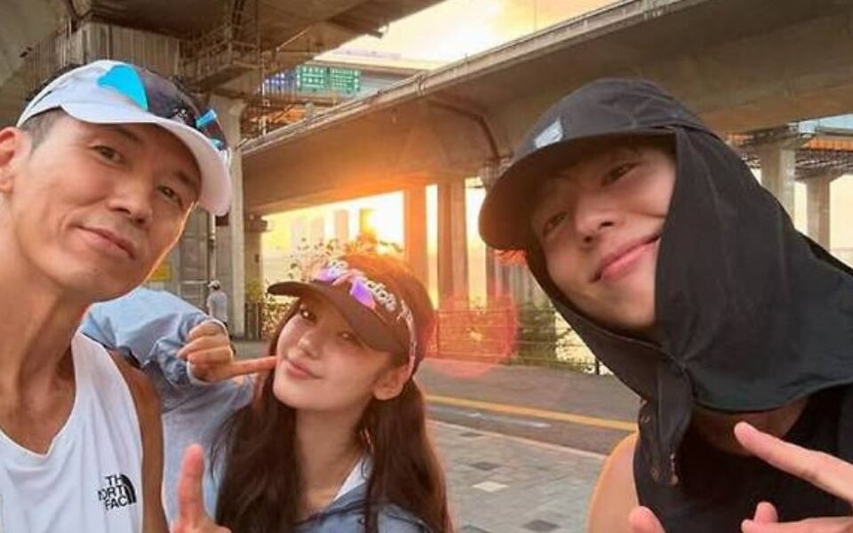 Image for NewJeans’ Danielle spotted on early morning run with Park Bo Gum and Sean just a week after court appearance