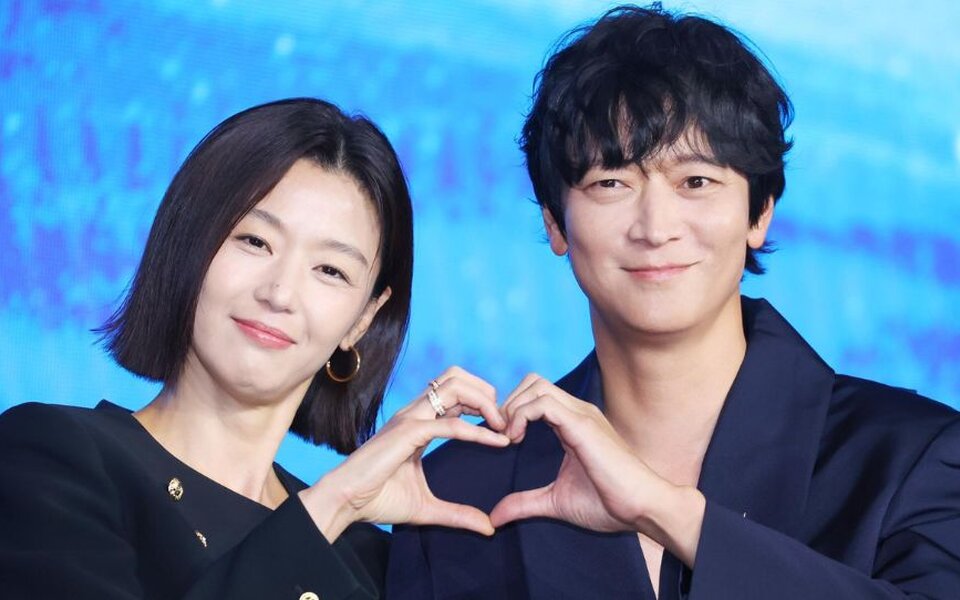 Image for Jun Ji Hyun says she bragged about Kang Dong Won to her husband every day, jokes “technically he’s my oppa”