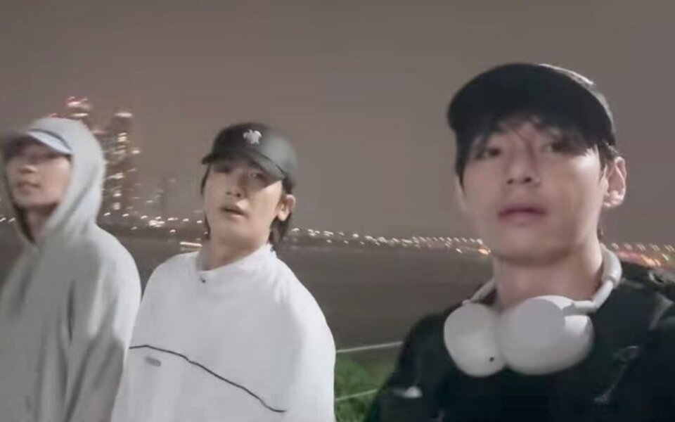 Image for BTS’s V enjoys a peaceful Han River walk with Park Seo Joon and Park Hyung Sik — fans say it’s friendship goals