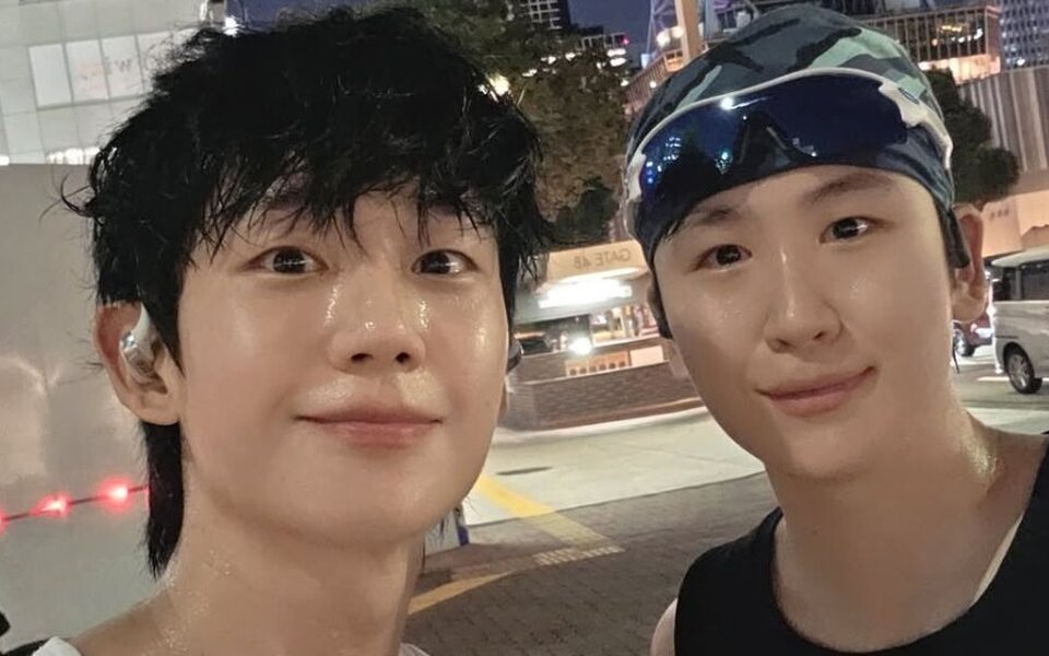 Image for Jung Hae In melts hearts as he goes on a late-night run with his good-looking younger brother Jung Hae Jun