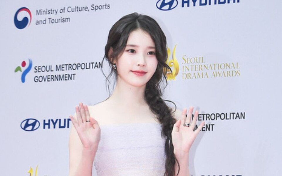Image for IU wins hearts again — gifts every staff member of “21st Century Prince’s Wife” 500,000 won vouchers for Chuseok