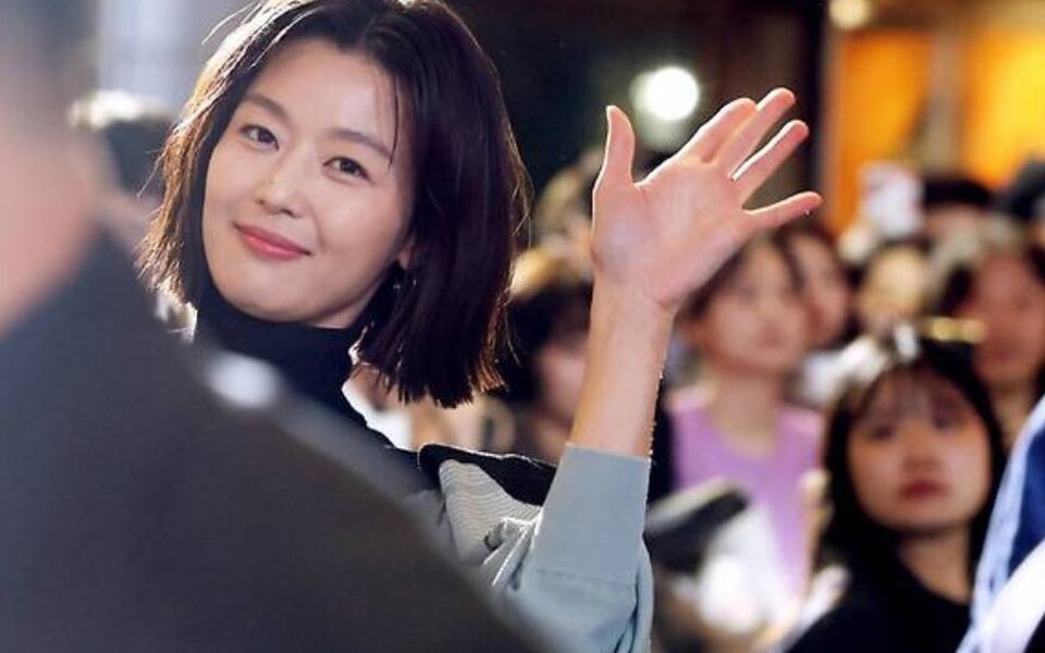 Image for Jun Ji Hyun faces criticism but wins over everyone with her calm and elegant response