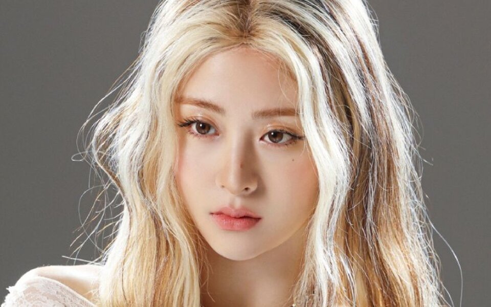 Image for LE SSERAFIM’s Huh Yunjin reveals she gave up her dream U.S. college to debut as a K-pop idol, “I even paid the tuition before getting the call”