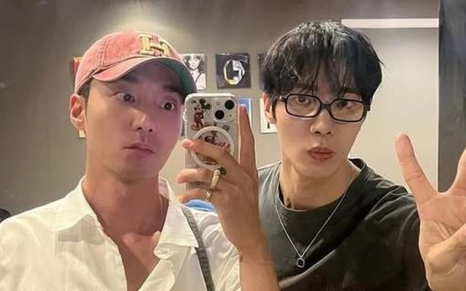 Image for Roy Kim gets shy after being told he looks like actor Choo Young Woo: “He’s taller and more handsome — actors are just different”