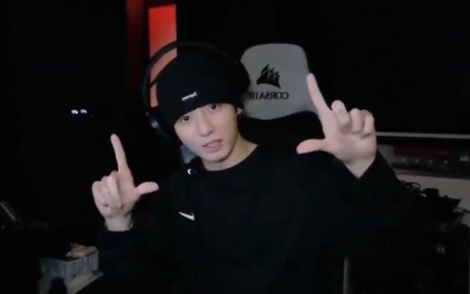 Image for “Jungkook oppa” trends worldwide after BTS' Jungkook teases fans with a new live broadcast plan and sweet message on Weverse