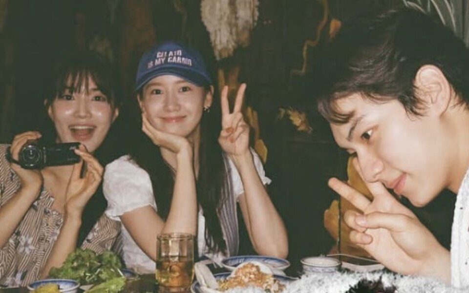 Image for YoonA and Lee Chae Min shine with bright smiles during the 'Bon Appétit, Your Majesty' team’s fun reward trip in Da Nang