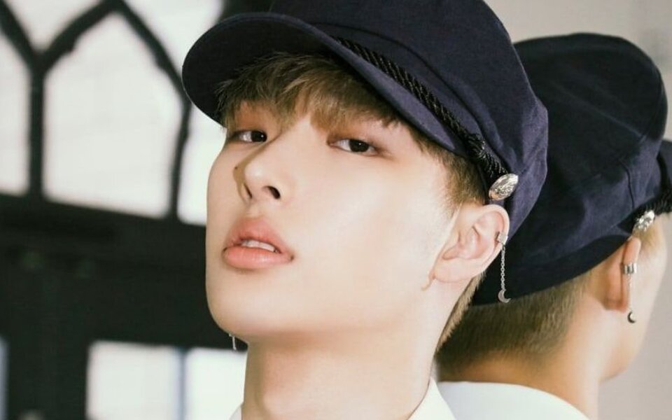 Image for ATEEZ’s Mingi suffers finger fracture in stage fall but continues schedule with cast, showing unstoppable dedication