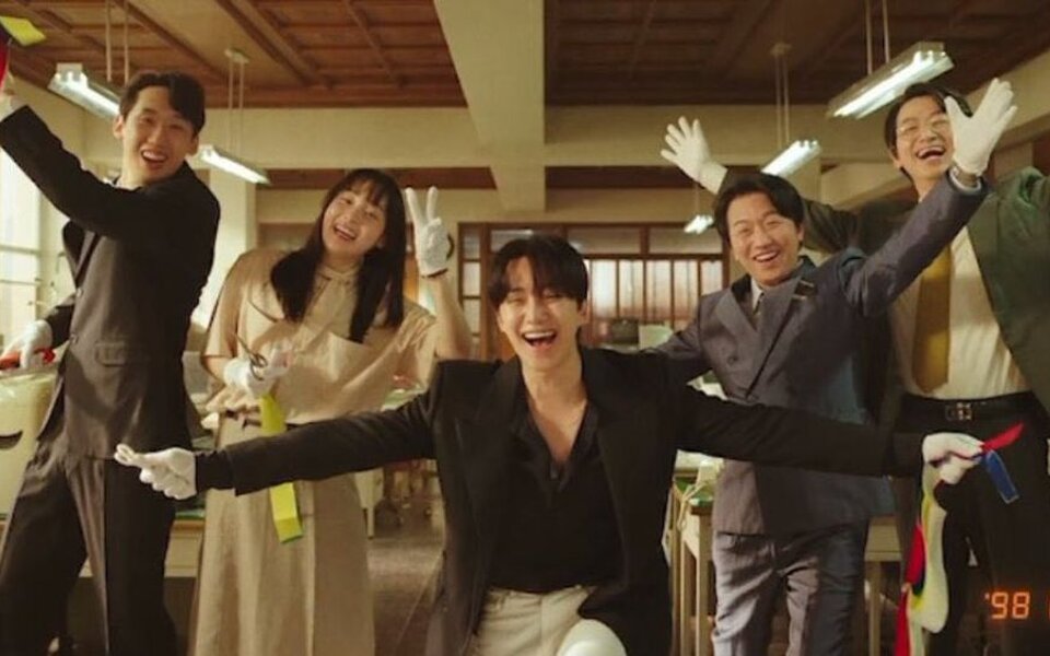 Image for 'Typhoon Family' rules the weekend charts with massive ratings as the story reaches its most intense moment in Episode 14