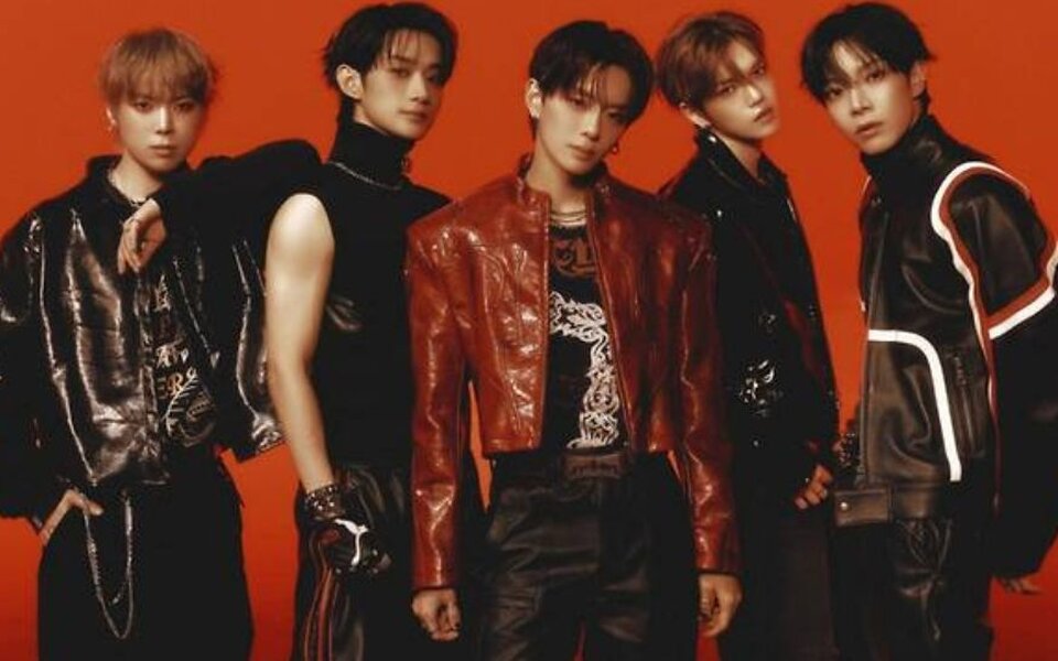 Image for VERIVERY finally wins 1st place on Music Bank after 2 years and 7 months with “RED (Beggin’)”