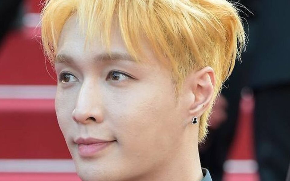 Image for EXO’s Lay speaks up after missing fan meeting, reveals urgent reason for returning to Beijing