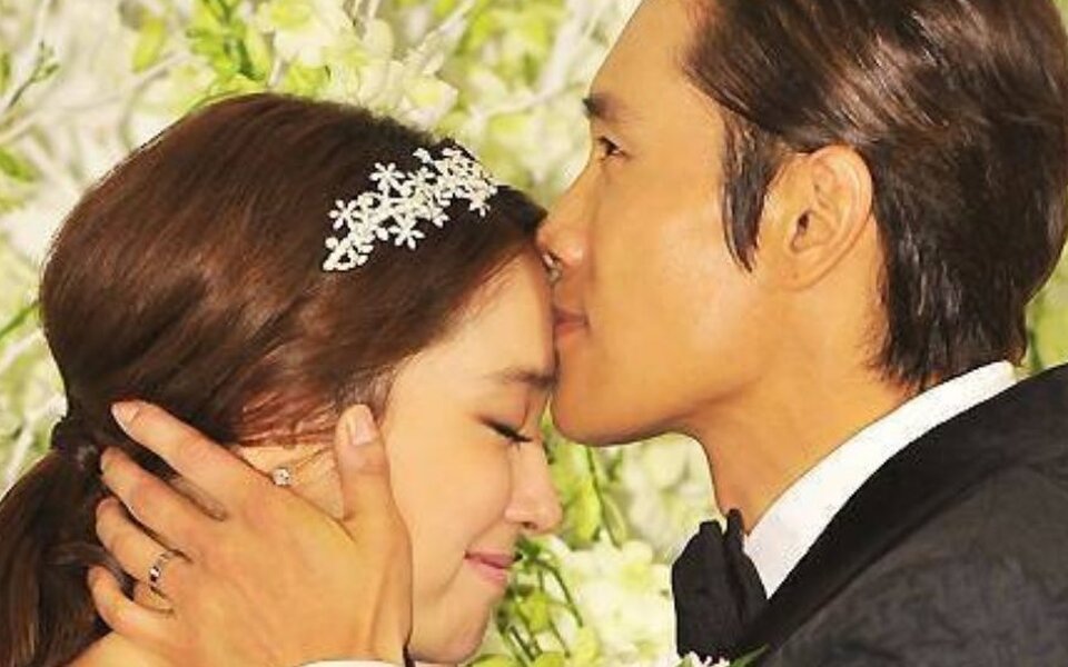 Image for Lee Min Jung reveals how Lee Byung Hun surprised her with a full movie theater proposal, saying she “still cried even though I knew”