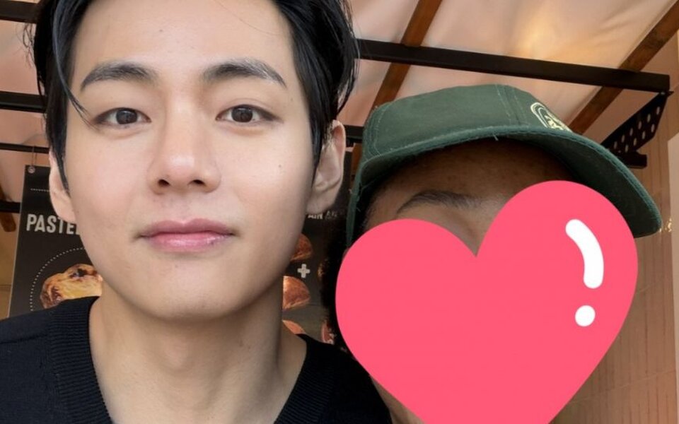 BTS’s V melts hearts as he quietly thanks a fan of 9 years in Portugal and shares a warm two shot saying “Hello, thank you”