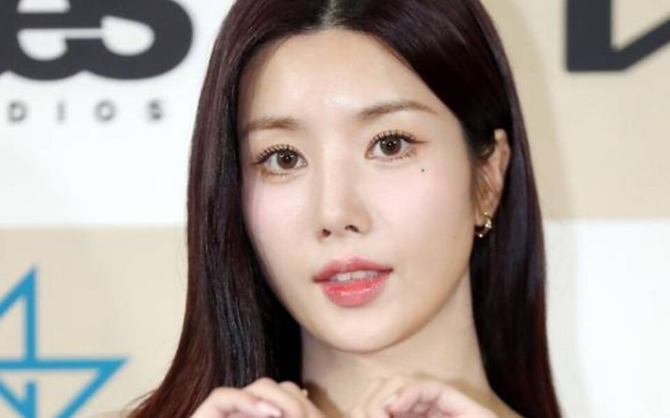 Image for Kwon Eun Bi reportedly signs with Galaxy Corporation after ending contract with Woollim