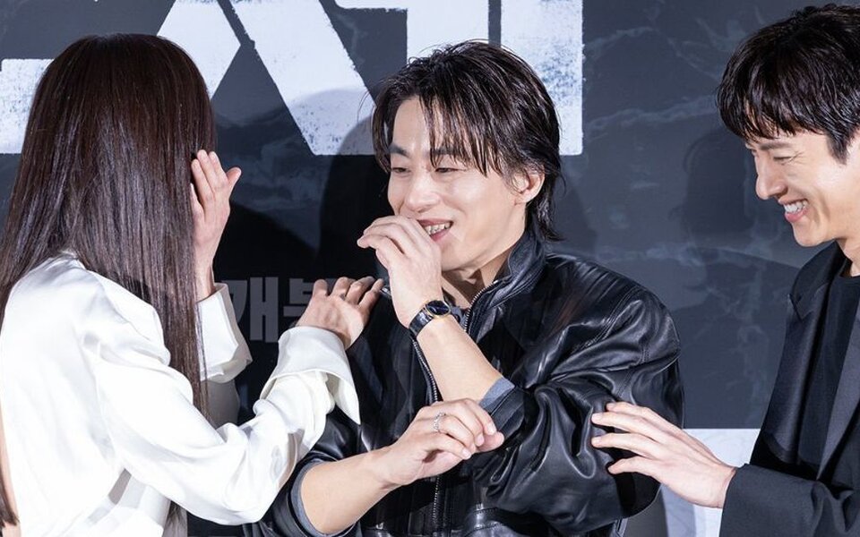 Image for Jun Ji Hyun and Koo Kyo Hwan share funny moments as Ji Chang Wook’s quiet reactions draw attention at ‘Colony’ event