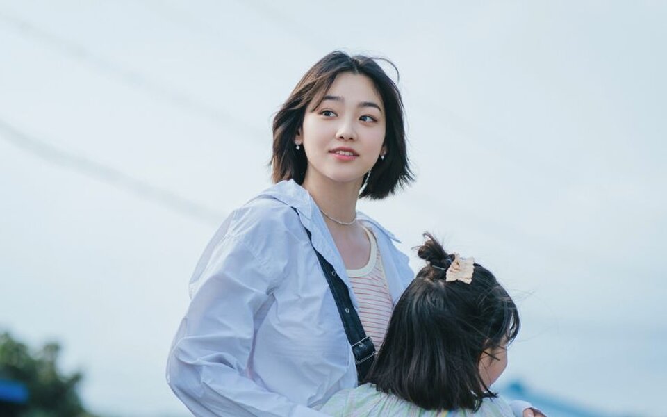 Image for Kang Mina personally explains why she missed I.O.I’s 10th anniversary reunion and apologizes to fans while choosing to focus on acting career