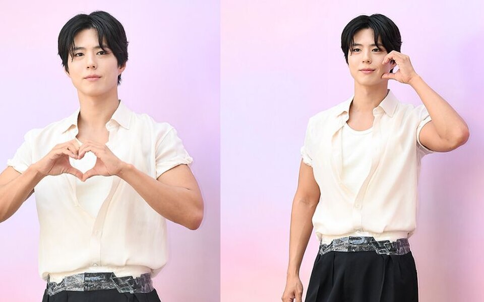 Image for Park Bo Gum keeps it simple yet stands out with pants featuring a tape-like waist design from a luxury brand