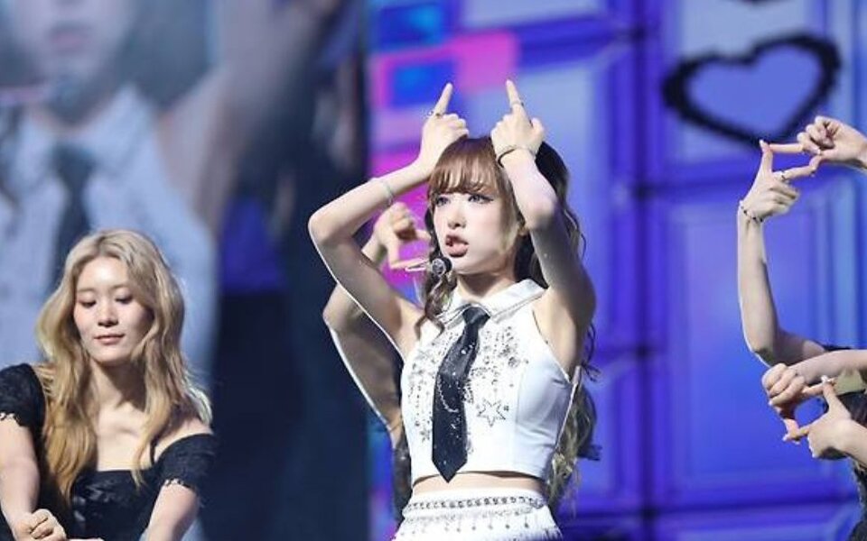 Image for Choi Yena wins over fans with powerful live vocals and sweet fan moments at her solo concert in Macau