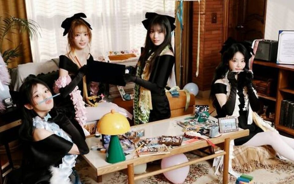Image for QWER breaks their own first week sales record as “CEREMONY” passes 117,000 copies